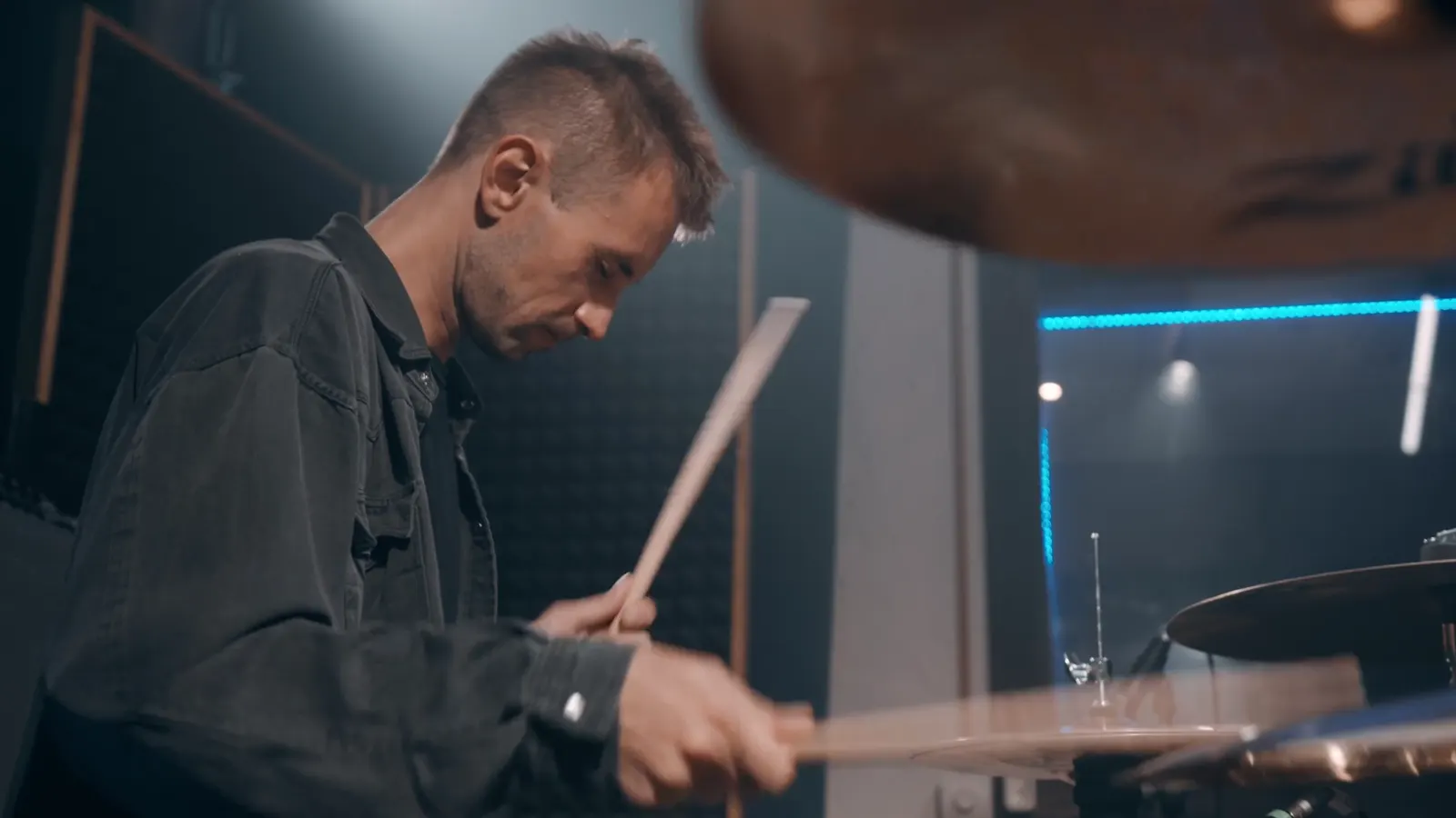 Músico en una sesión de bateristas